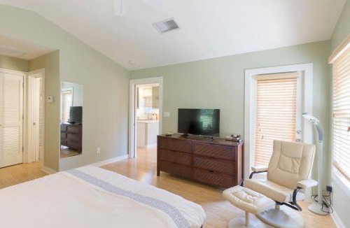 Tarrytown Apartment | 1BR 1BA Near Downtown and Town Lake w Parking, Balcony by Austin Vacay