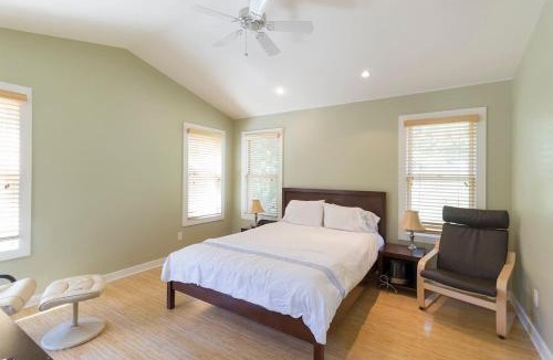 Tarrytown Apartment | 1BR 1BA Near Downtown and Town Lake w Parking, Balcony by Austin Vacay