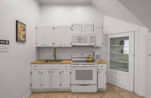 West Philadelphia Apartment | 1BR Apartment Cozy King bed