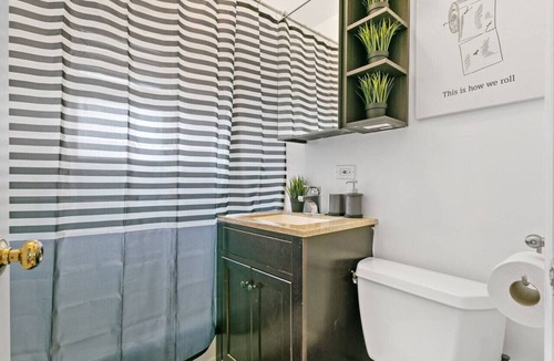 Rogers Park Apartment | 1BR Apartment in Rogers Park with King Bed
