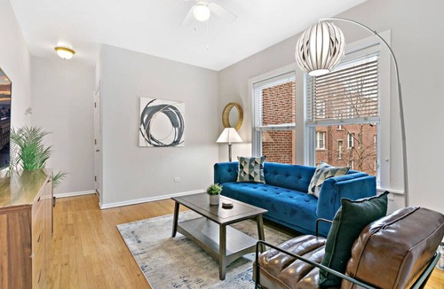 Rogers Park Apartment | 1BR Apartment in Rogers Park with King Bed