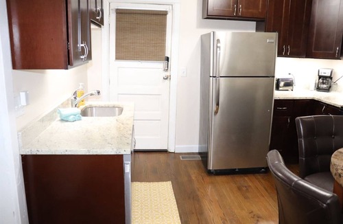 Oak Park Apartment | 1BR Apartment - Walk to Shops - Downtown OAK PARK