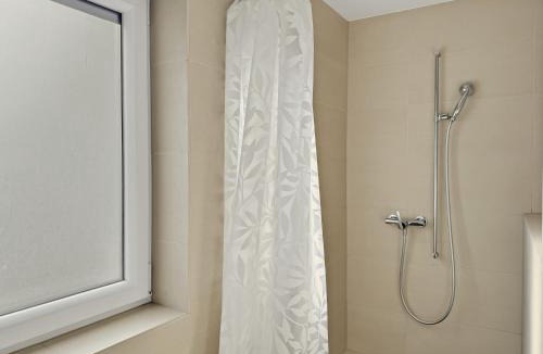 Sihlfeld Apartment | 1BR apartment with balcony - West 13