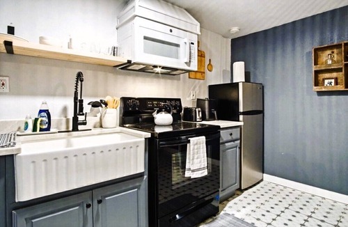 Central Oklahoma City House | 1BR Apt | 4 mins to OCU | Kitchen, Wi-Fi, Free Parking | Monthly 15% #19C