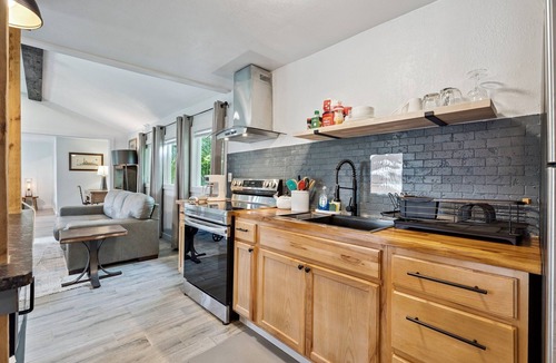 Central Oklahoma City Apartment | 1BR Apt 4mins St. Anthony Hospital Kitchen, Wi-Fi, Free Parking #14B