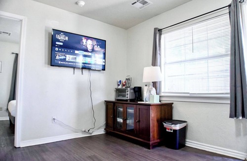 Central Oklahoma City Apartment | 1BR Apt | 5 mins Devon Park & Science Museum | Kitchen, Wi-Fi, Free Parking #TB