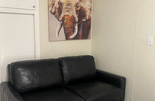 Central Oklahoma City Apartment | 1BR Apt | 5 mins Devon Park & Science Museum | Kitchen, Wi-Fi, Free Parking #TB