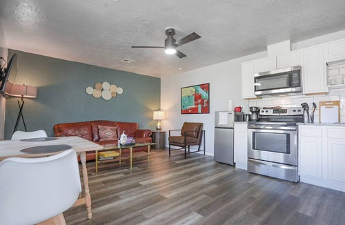 Central Oklahoma City Apartment | 1BR Apt | 7 min to Integris Baptist Medical | Kitchen, Wi-Fi, Free Parking #20A