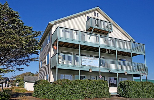 Ocean Shores Condo | 1BR beachfront condo, kitchen, & sea-view balcony