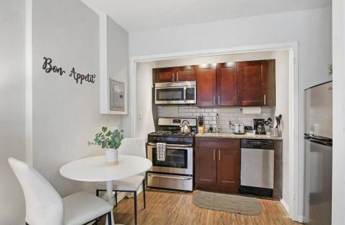 Hyde Park Apartment | 1BR Bright and Airy Apt in Hyde Park - Hyde Park 109 and 209 rep
