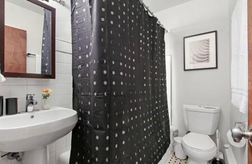 Hyde Park Apartment | 1BR Bright and Airy Apt in Hyde Park - Hyde Park 109 and 209 rep