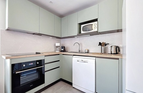 Carnon-Plage Apartment | 1BR Cabine with Parking, Washer, Dishwasher, TV