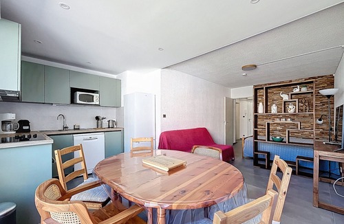 Carnon-Plage Apartment | 1BR Cabine with Parking, Washer, Dishwasher, TV