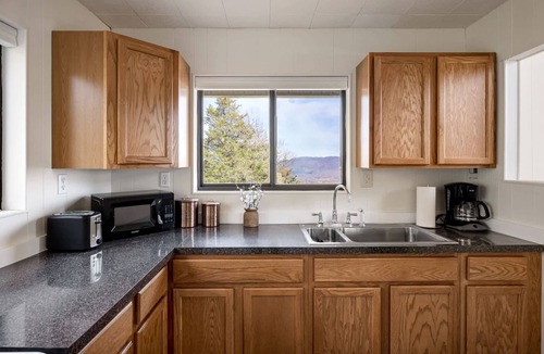 Old Fields House | 1BR chalet w/hot tub & serene views
