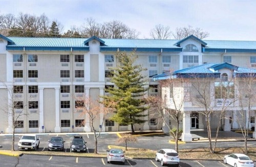 Branson Theater District Condo | 1BR Condo in Oak Ridge – Modern Poolside Stay
