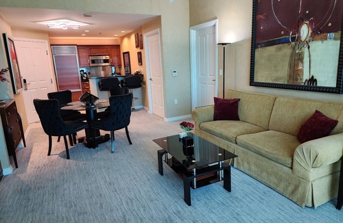 Las Vegas House | 1BR Corner Penthouse Suite/Balcony 31st Floor