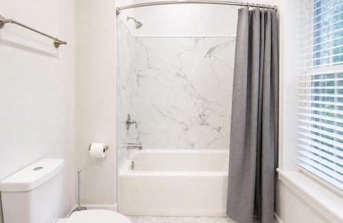 Corn Hill House | 1BR Cornhill High Falls DT Wi-Fi Kitchen TV
