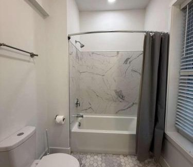 Corn Hill House | 1BR Cornhill High Falls DT Wi-Fi Kitchen TV