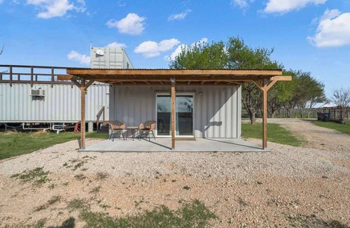Buda House | 1BR Cozy Container, Deck, Pool & Pickleball Court