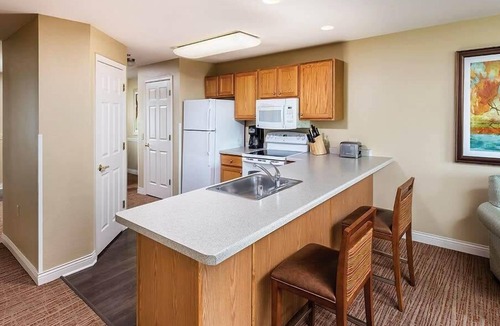 Lake Delton Condo | 1br Deluxe Unit in Tranquil Wilderness Setting