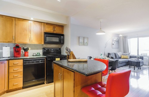Wellington Place Condo | 1BR+Den Downtown - Steps from CN Tower, Rogers Centre, TIFF & More