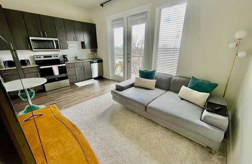 Highland Apartment | 1BR Downtown Gem Prime Amenities