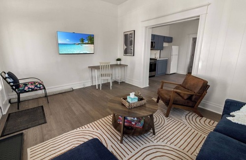 San Angelo House | 1BR Duplex Walk to River and Downtown