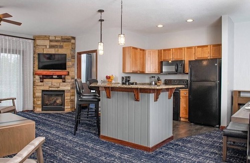 Lake Delton Condo | 1BR Glacier Suite with Waterpark Access - Chic & Fun