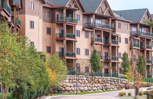 Lake Delton Condo | 1BR Glacier Suite with Waterpark Access - Chic & Fun