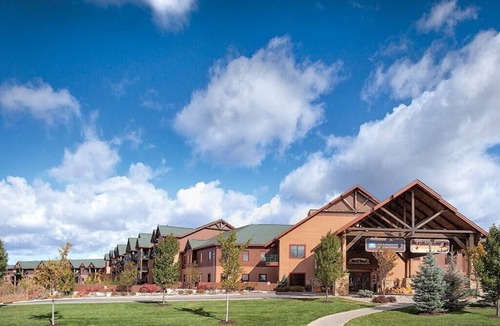 Lake Delton Condo | 1BR Glacier Suite with Waterpark Access - Chic & Fun