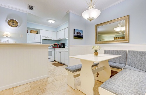 Demere Park Condo | 1BR Ground Floor Condo with Screened-in Porch! Steps away from Pool!