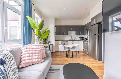 West Bellevue Bed & Breakfast | 1BR | Gym, Rooftop, Views | Bellevue | Sophari B