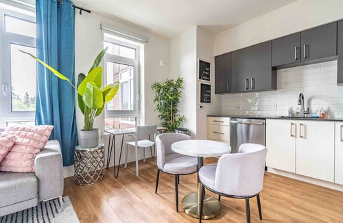 West Bellevue Bed & Breakfast | 1BR | Gym, Rooftop, Views | Bellevue | Sophari B