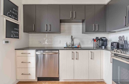 West Bellevue Bed & Breakfast | 1BR | Gym, Rooftop, Views | Bellevue | Sophari B