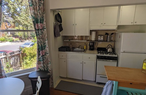Upper Telegraph Apartment | 1BR in perfect Berkeley location - patio & yard!