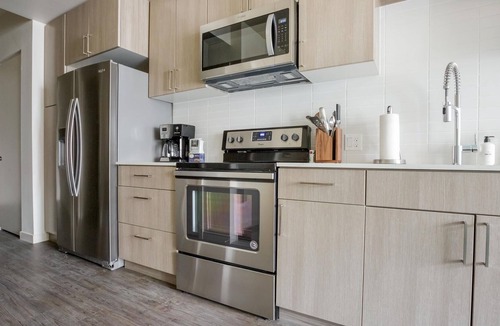 Downtown Apartment | 1BR in Redmond with On-Site Amenities