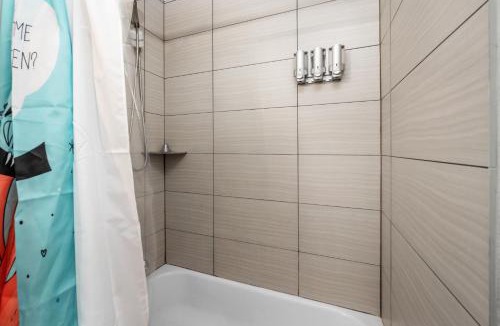 Braeswood Place Apartment | 1BR King Bed Apt, Free Park Close to Medical Center