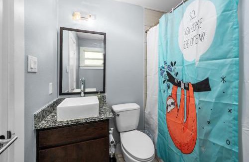 Braeswood Place Apartment | 1BR King Bed Apt, Free Park Close to Medical Center