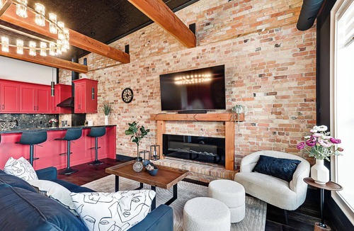 Collingwood Hotel | 1BR King Suite Overlooking Downtown Collingwood
