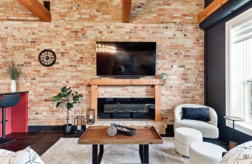 Collingwood Hotel | 1BR King Suite Overlooking Downtown Collingwood
