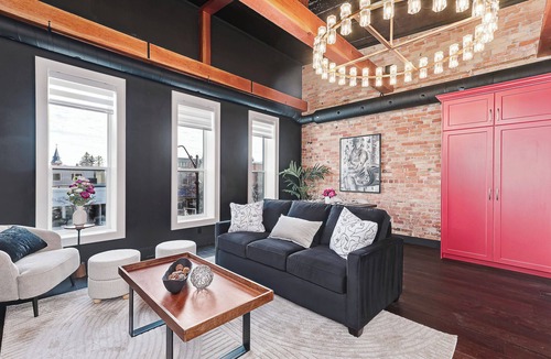 Collingwood Hotel | 1BR King Suite Overlooking Downtown Collingwood