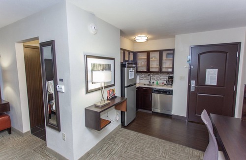 Bowling Green Apartment | 1BR King Suite w/Kitchen | Free Breakfast + Pool