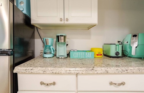 Hackensack River Waterfront Apartment | 1BR Manhattan Escape, Netflix & Pet-Friendly