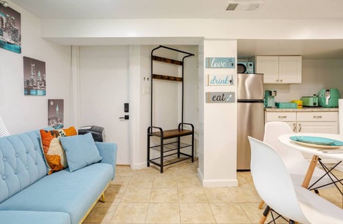 Hackensack River Waterfront Apartment | 1BR Manhattan Escape, Netflix & Pet-Friendly