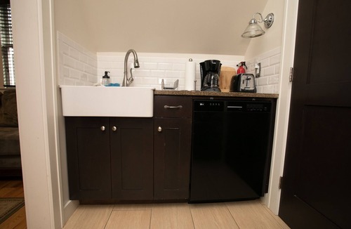 Midtown Apartment | 1BR Midtown Carriage House