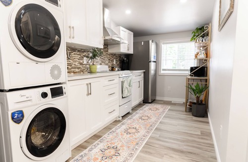 Sandwich Towne Apartment | 1BR Modern Loft in Windsor West by the bridge