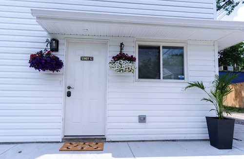Sandwich Towne Apartment | 1BR Modern Loft in Windsor West by the bridge
