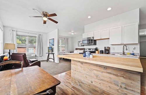 Edray Apartment | 1BR Near Snowshoe | Modern Downtown Apt + Parking