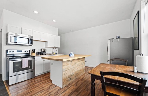 Edray Apartment | 1BR Near Snowshoe | Modern Downtown Apt + Parking