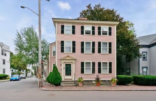 Salem Apartment | 1BR on Salem Common l Steps to Witch Museum l Fenced in Yard + Parking